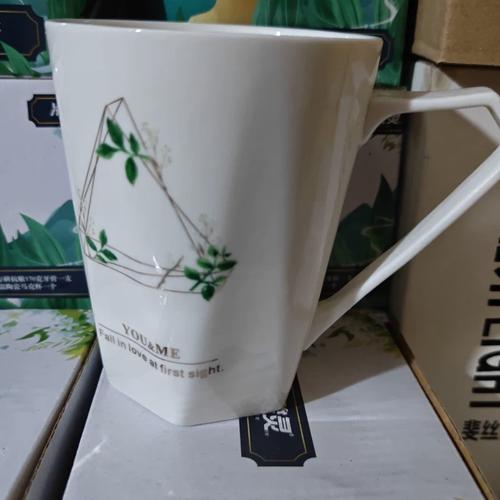 骨质瓷六角杯 陶瓷把杯高11cm杯口径9cm,花型随机发